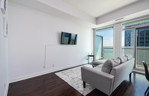 Toronto Entertainment District Apartment | Minutes walk to Scotiabank arena,TIFF, MTCC,CN Tower Condo Downtown Toronto