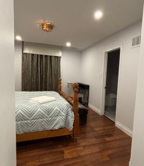 Churchill Meadows House | Mississauga Guest House McDowell