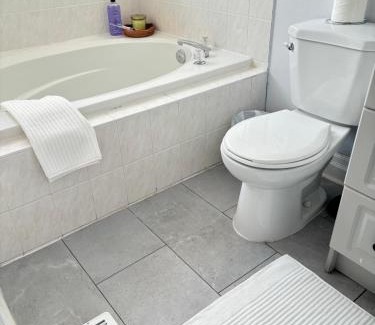 Churchill Meadows House | Mississauga Guest House McDowell