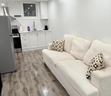 Churchill Meadows Apartment | Modern & cozy one Bedroom Basement Suite with Kitchen and parking- sleeps 4