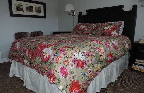 Craigleith Condo | Mountain and Pond-side, one bedroom, pet friendly