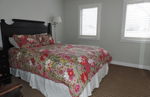 Craigleith Condo | Mountain and Pond-side, one bedroom, pet friendly