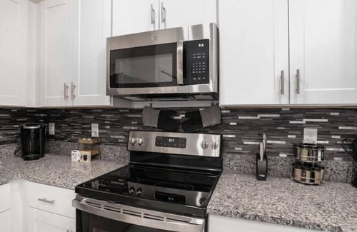 Balm House | NEW Sleek Riverview Townhome 3BR/3BTH Sleeps 6