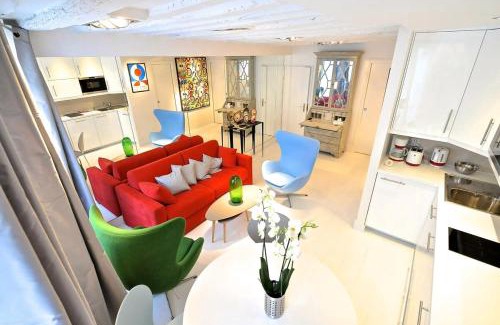 Sorbonne Apartment | Notre Dame In Full Colors