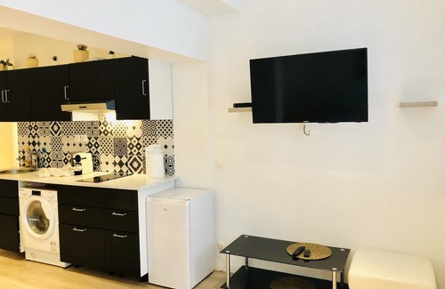 20th Arrondissement Apartment | Paris Centre Mairie du XXe Metro Gambetta