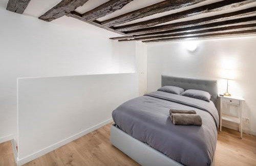 Latin Apartment | Paris Place Pantheon