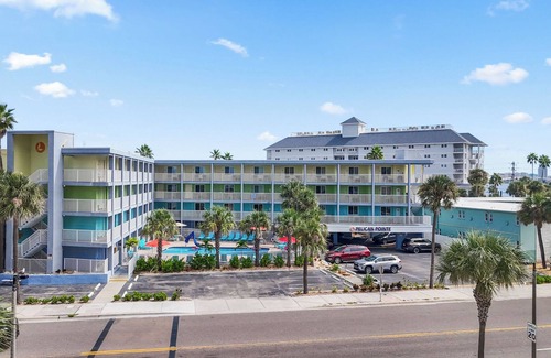 Clearwater Beach Condo | Pelican Pointe 112:Walk to Beach~Pool~Free Parking