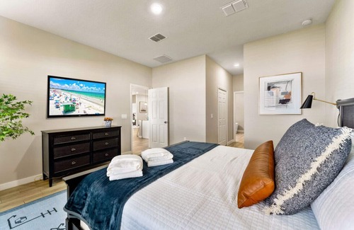 Haines City House | Poinciana Paradise: Family & Dog Friendly, Near Disney, Peaceful Retreat