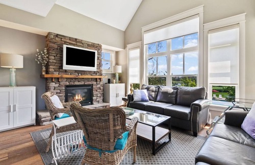 The Blue Mountains Apartment | Poolside Haven on Monterra Golf Course