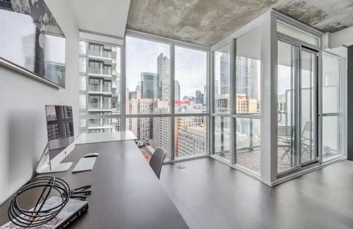 Wellington Place Condo | Private Apartment Toronto Downtown w/CN View + Pool
