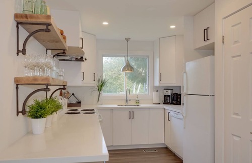 The Blue Mountains Cottage | Private Beach access with dozens of 5-star reviews! Stunning and Spacious!