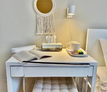 St. James Town House | Private Cozy Room in Downtown Toronto, Steps to Subway & CN Tower