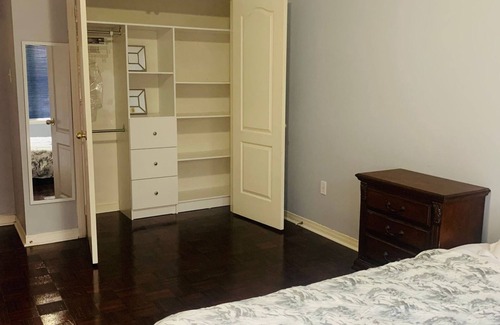 Brampton House | Queen Room near Toronto Pearson Airport