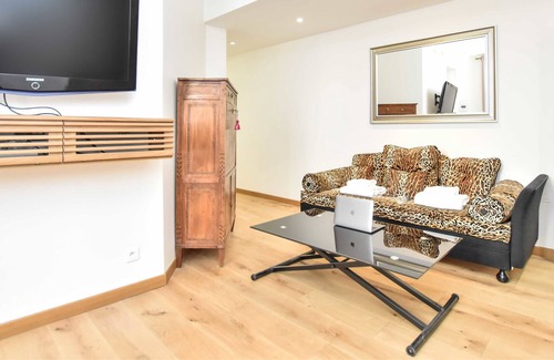 Champs-Elysees Apartment | Rare :Golden Triangle : Amazing 1BR with Terrace/ Office - BAIL MOBILITE