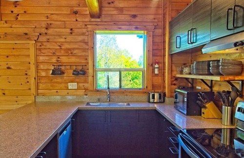 The Blue Mountains Ski Chalet | Renovated 6 Bedroom Chalet Hot-Tub/Near Village