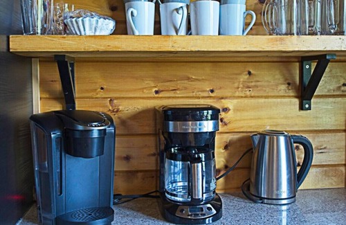 The Blue Mountains Ski Chalet | Renovated 6 Bedroom Chalet Hot-Tub/Near Village