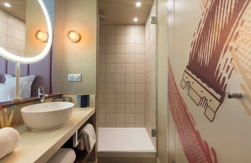 20th Arrondissement Apartment | Room in Gambetta for Solo Travelers