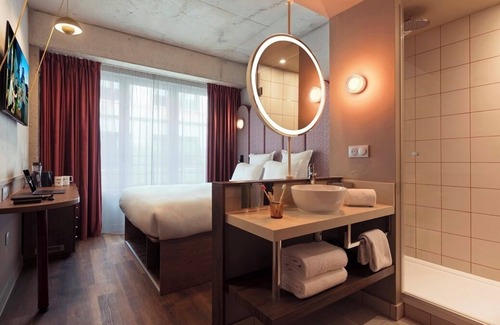 20th Arrondissement Apartment | Room in Gambetta for Solo Travelers