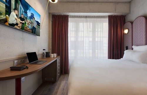 20th Arrondissement Apartment | Room in Gambetta for Solo Travelers