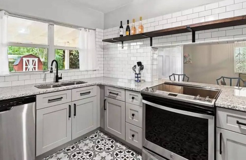 Disston Heights House | Roomy home in the trees