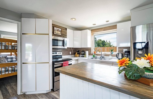 Swiss Meadows Ski Chalet | Scenic Chalet on Top of The Blue Mountains with Hot Tub, Game Room and Deck
