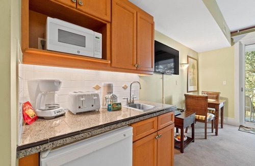 Baytowne Wharf Condo | "Sea Garden" Sandestin #3205 Studio Sleeps 4
