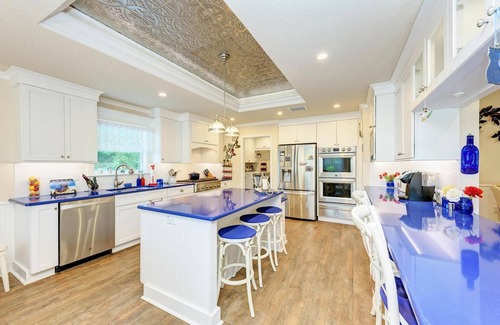 Ruskin House | Serene modern luxury waterfront property, 8 min from the beach!