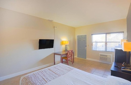 Le Barons Of Titusville Hotel | Soak In Renovated Unit Near Singleton Courts With Free Parking