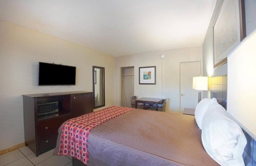 Le Barons Of Titusville Hotel | Soak In Renovated Unit Near Singleton Courts With Free Parking
