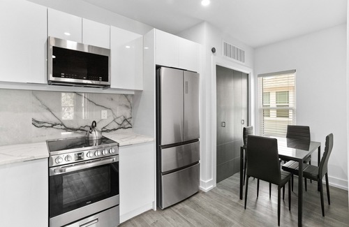 Historic Hyde Park North Apartment | SoHo/Hyde Park Luxury Studio Apt