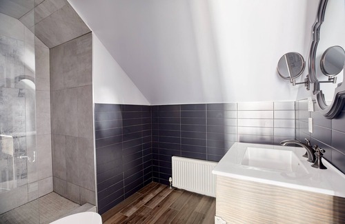 Church and Wellesley Apartment | Sonder The Wellesley | Spacious Queen Room