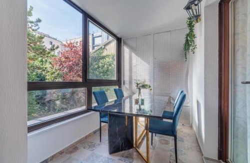 Les Puces de Saint-Ouen Apartment | Sous les Étoiles!