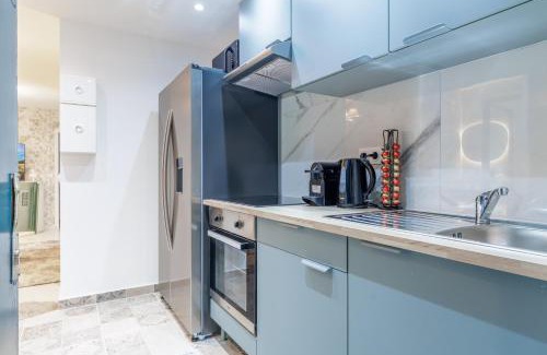 Les Puces de Saint-Ouen Apartment | Sous les Étoiles!