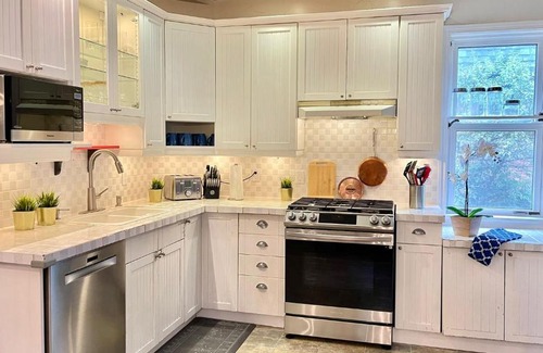 Richmond Hill Apartment | Spacious 3 BR house in Heart of the City