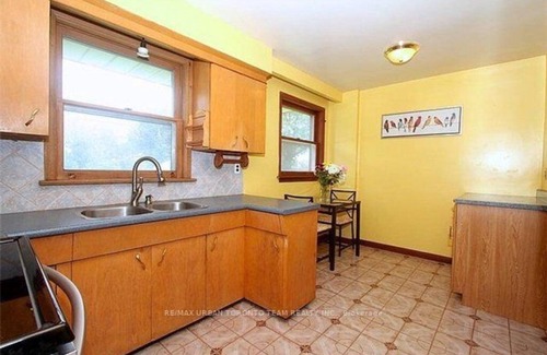 The Queensway House | Spacious & Affordable Stay in Prime Toronto – Experience the Best of City Living