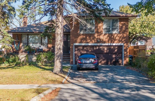 The Queensway House | Spacious & Affordable Stay in Prime Toronto – Experience the Best of City Living
