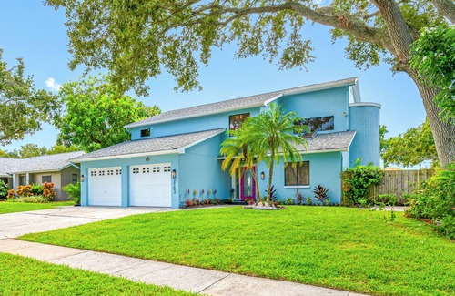 On Top of The World House | Spacious Lakefront pool retreat in Clearwater - 20 min to beaches