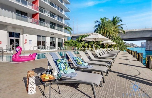 Hallandale Beach Apartment | Studio w/Infinite Views & Pool - Near Beach