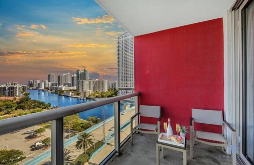 Hallandale Beach Apartment | Studio w/Infinite Views & Pool - Near Beach