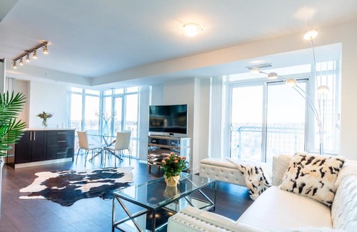 Fashion District Apartment | Stunning 3 BR Condo Downtown Toronto