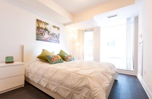 Fashion District Apartment | Stunning 3 BR Condo Downtown Toronto