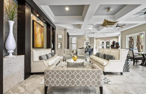 Loughman House | Stunning Corner-Townhome w Private Pool