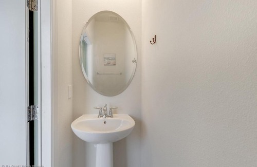 Loughman House | Stunning Corner-Townhome w Private Pool