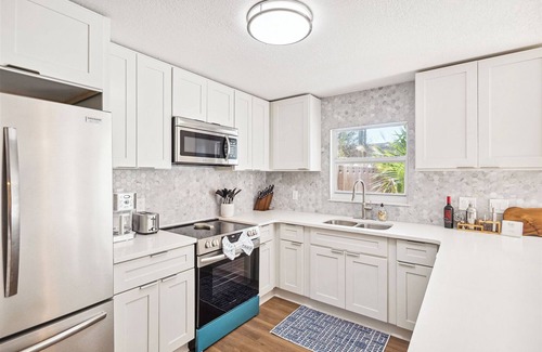 Chandler Park House | Stunning Modern and Elegant Townhome - 5 Min Walk to Beach!