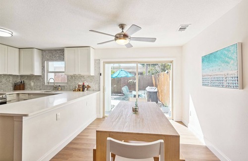 Chandler Park House | Stunning Modern and Elegant Townhome - 5 Min Walk to Beach!