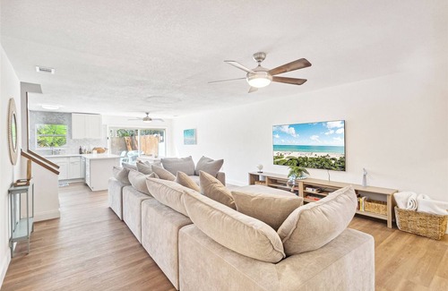 Chandler Park House | Stunning Modern and Elegant Townhome - 5 Min Walk to Beach!