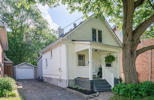 Waterloo House | Stunning uptown Waterloo executive rental