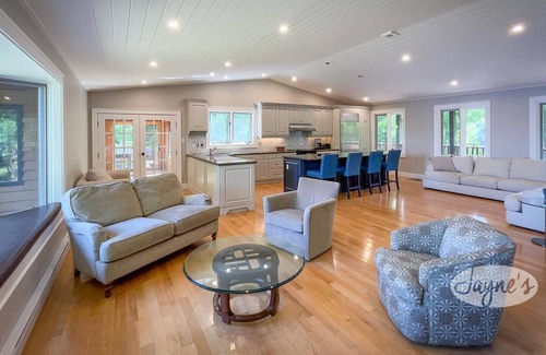 Carling Cottage | Stunning waterfront on Georgian Bay! 6bdrm 4bath! Games Room! Hot Tub!