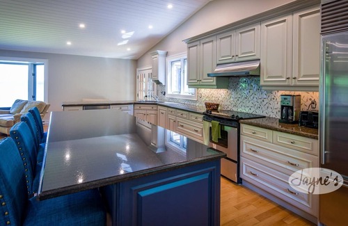 Carling Cottage | Stunning waterfront on Georgian Bay! 6bdrm 4bath! Games Room! Hot Tub!
