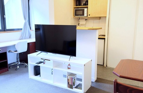Flandres Apartment | Stylish 1-Bedroom Apartment with Private Terrace - 4 minutes from the Metro,